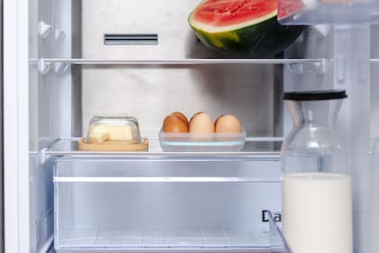 Es aconsejable guardar los huevos en el último estante de la heladera, encima del cajón de verduras