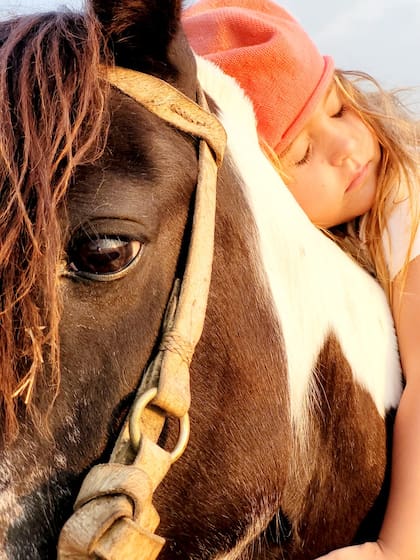 Es amante de los caballos, los perros y los terneros; además, tiene ovejas