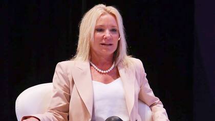 Es argentina, hija de un conde húngaro y lidera una multinacional