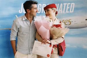 Conoció a su novia arriba de un avión y ahora la sorprendió en el aire para su segundo aniversario