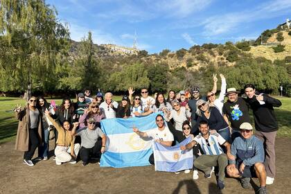 "Es así que tres años atrás surgió el proyecto Argentinite, a través del cual comenzamos a hacer fiestas con música 100% argentina, mateadas en las playas, recitales, torneos de truco, eventos deportivos y hasta shows para niños".