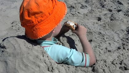 Es bueno cocinar con los chicos para vincularlos con la comida y prepararles helados saluidables