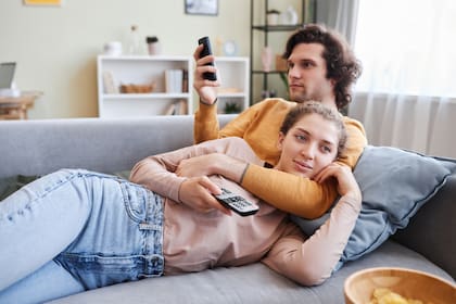 Es cada vez más usual ver televisión en simultáneo con el smartphone, lo que obliga a modificar cómo se produce el contenido: hay que hacerlo para una audiencia que tiene su atención dividida