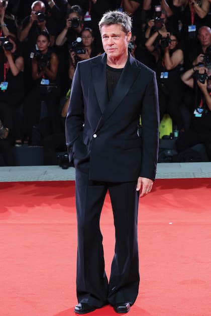 Es cierto que Brad eligió cambiar el registro deportivo de su película por trajes hechos a medida, pero les sumó onda, comoa este traje cruzado con pantalones Oxford y zapatos de punta cuadrada.