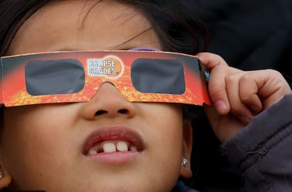 Es clave proteger la visión al mirar cualquier fenómeno astronómico (Foto: ChatGPT)