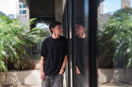 “Es como un alter ego: estás en tu vida, pero tenés otra persona sumergida dentro. Yo iba a la facultad, entrenaba y estudiaba. Estaba viviendo a puro rock and roll, pero por dentro era todo un infierno”, dice Valentino sobre la adicción que sufrió.