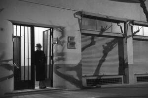 “Es como un policial negro. No es un encargo ni una foto de prensa, también fotografiaba porque le gustaba”, dice Daniel Merle sobre esta foto tomada Alberto Haylli en la entrada del edificio Conde, en Junín, cerca de 1939
