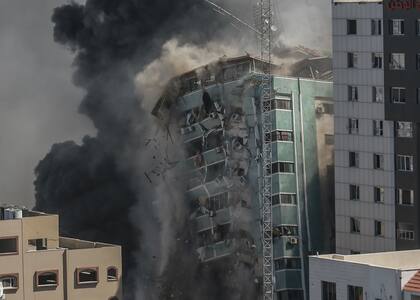 La torre derribada el fin de semana donde había oficinas de la prensa internacional en Gaza