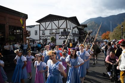 Es común escuchar acordes de acordeón mientras se pasea por las calles del centro, que son peatonales y libres de tráfico vehicular (Imagen de visitleavenworthwa)