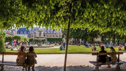 Es común ver gente relajándose al aire libre en Francia a cualquier hora del día