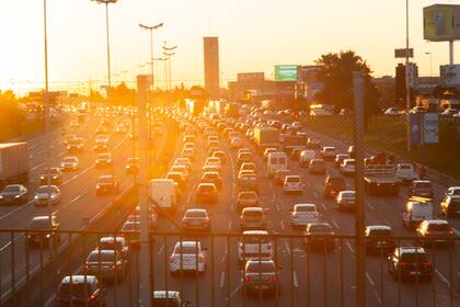 Es común ver las rutas llenas de autos viajando cuando hay algún feriado con fines turísticos