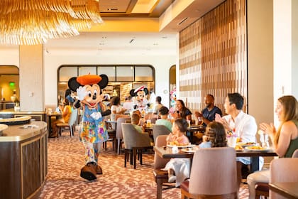 Es conveniente agendar la cena con Mickey fuera de los parques 