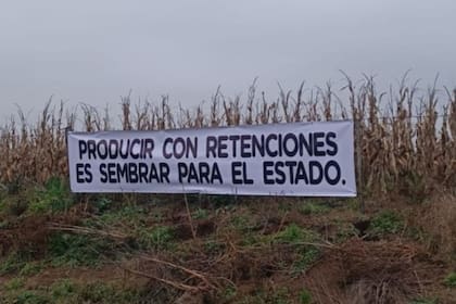 Es creciente el malestar por las retenciones y un productor lo reflejó en un cartel, según la Sociedad Rural de Carlos Casares