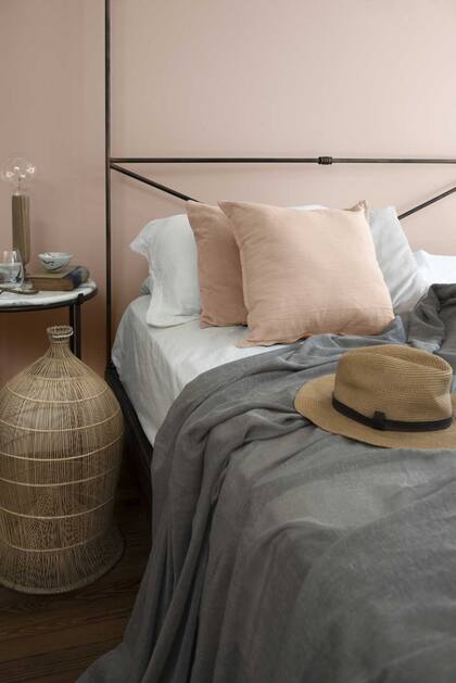 Es de poco mantenimiento y más fácil aplicación, aunque tiene más corta durabilidad