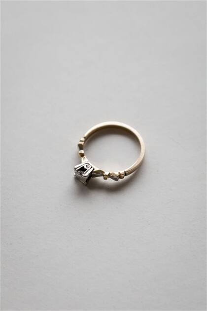 "Es el anillo de compromiso que le dio mi papá a mi mamá. Cuando murió papá, mi mamá fundió las dos alianzas en un solo anillo y me lo dio a mí. Es un objeto que los representa a los dos, al que eligió regalarlo y a la que lo llevaba hasta que se lo sacó para que lo tuviera yo." Foto: Dieg