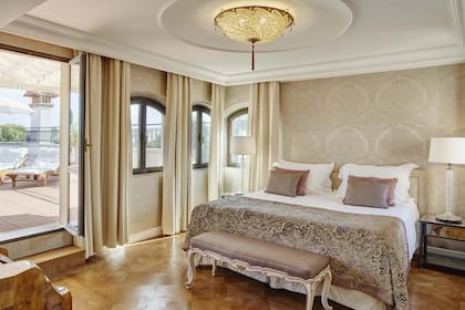 Es el hotel más caro que eligió Bezos, con un valor por noche US$16.082 para su suite más exclusiva