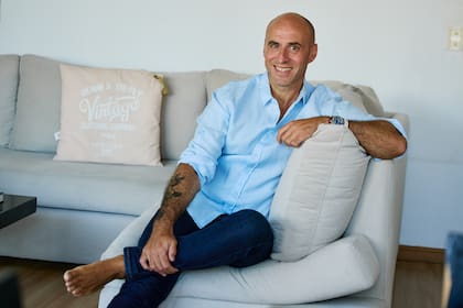 Es el mayor de cuatro hermanos, criado por su madre, con quien mantiene una relación compinche