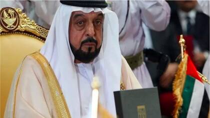 Es el presidente de los Emiratos Árabes Unidos y es el comandante supremo de las Fuerzas Armadas de Emiratos Árabes Unidos y el Emir de Abu Dhabi