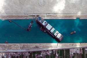 Canal de Suez: la marea alta, la esperanza del operativo para remover el buque