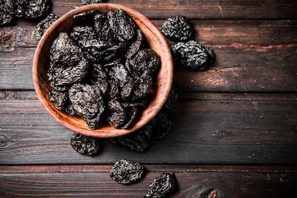 Es especialmente rica en fibra, lo que la convierte en un excelente aliado para mejorar la digestión y combatir el estreñimiento, gracias también a su contenido de sorbitol, un laxante natural