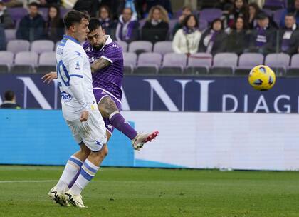 Es espectacular remate de Nicolás González para el cuarto gol de Fiorentina