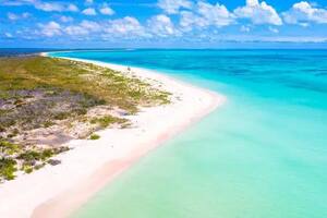 Las paradisíacas playas para turistas en el Caribe a las que los locales no pueden acceder