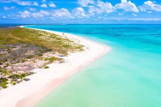 Las paradisíacas playas para turistas en el Caribe a las que los locales no pueden acceder