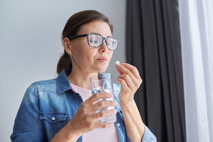 Es fundamental consultar con un médico para averiguar las recomendaciones con cada medicación