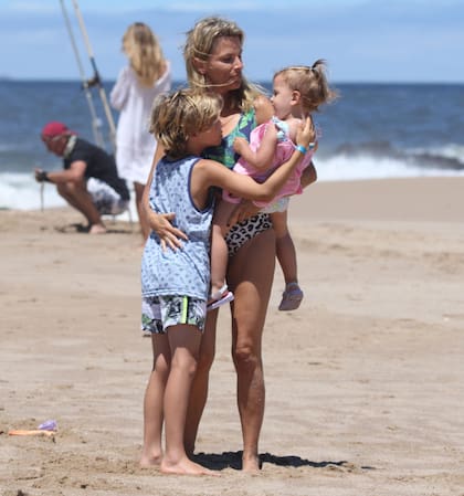 Carolina Giménez Aubert junto a sus dos hijos, Guadalupe y Francisco