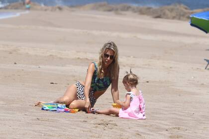 Carolina jugó en la arena con su pequeña de un año y medio, Guadalupe