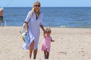 La hermana de Susana, Carolina, disfrutó de la playa esteña con sus hijos
