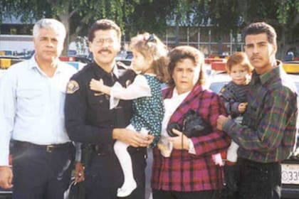 Es hijo de inmigrantes latinos y lidera la fuerza más grande del país