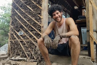 Es hijo de un famoso conductor, renunció a una vida de lujo y se instaló en una comunidad hippie