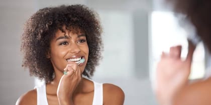 Es importante cepillarse los dientes para el cuidado de la salud bucal