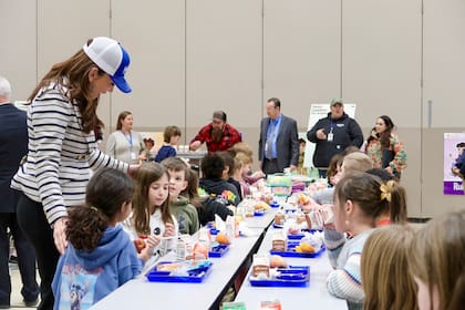 Es importante conocer las restricciones para la compra de algunos productos con los cupones de SNAP (X/@USDA)