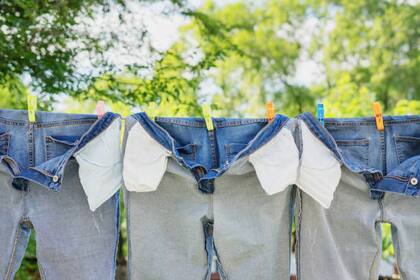 Es importante lavar y colgar los jeans al reves (Foto: istock)