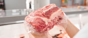 ¿Cuáles son los riesgos de guardar la carne y el pollo en la misma bolsa del supermercado?