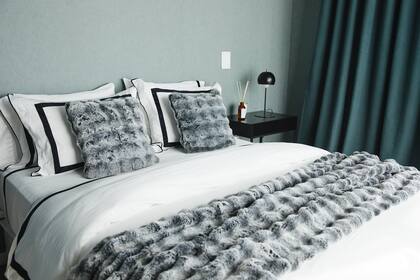 Es importante no colocar la cama frente a la puerta, para evitar un flujo excesivo de Chi