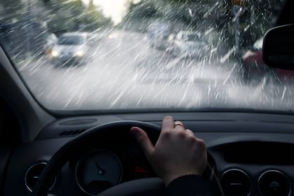 Es importante no detenerse en lugares peligrosos donde otros conductores pueden no esperar encontrar un auto detenido. Lo mejor es buscar un lugar seguro y visible.