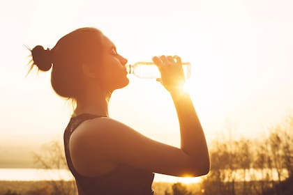 Es importante tomar unos dos litros de agua por día