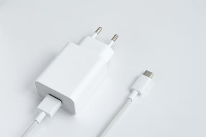 Es importante utilizar cargadores oficiales para evitar problemas (Foto: Freepik)