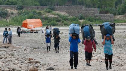 Es incesante el cruce de personas con grandes bultos por los pasos clandestinos