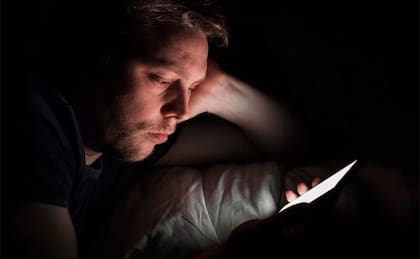 Es indispensable dejar de usar el celular una hora antes de dormir