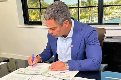 Es investigado por posibles conflictos de interés relacionados con pagos externos