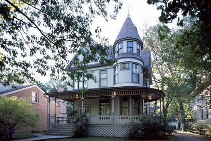 Es la cuna del escritor Ernest Hemingway, cuyo hogar de infancia ahora funciona como un museo dedicado a su vida y obra