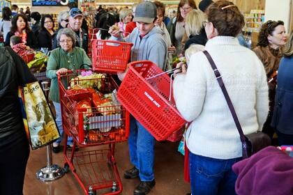 "Es la definición de libro de texto de disonancia cognitiva cuando los clientes se quejan de lo ocupada que está una tienda, porque esos mismos clientes también están contribuyendo a la aglomeración", plantea una ex empleada