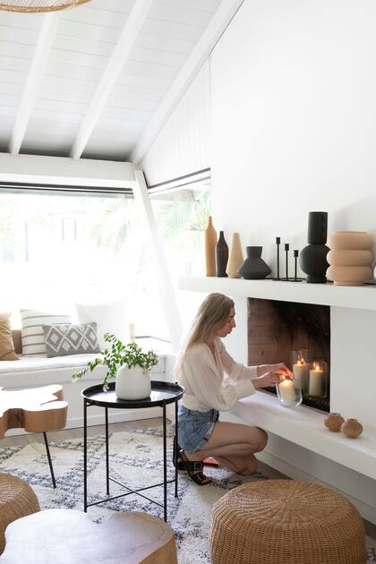 “Es la misma casa de los años 70, pero en blanco y negro. Aunque respetamos su esencia ‘rústica’, dejó de ser una oscura casa de montaña y se convirtió en una casa de playa”.