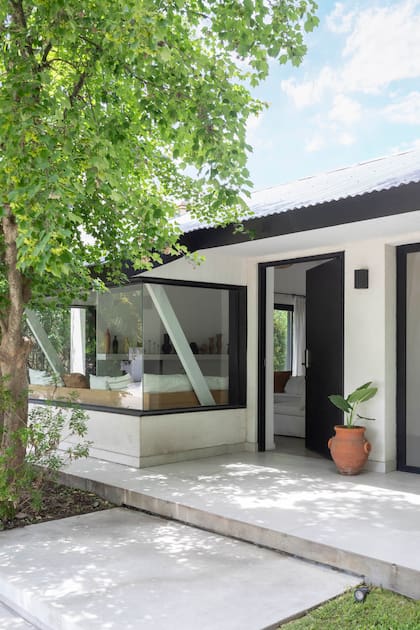 “Es la misma casa de los años 70, pero en blanco y negro. Aunque respetamos su esencia ‘rústica’, dejó de ser una oscura casa de montaña y se convirtió en una casa de playa”.