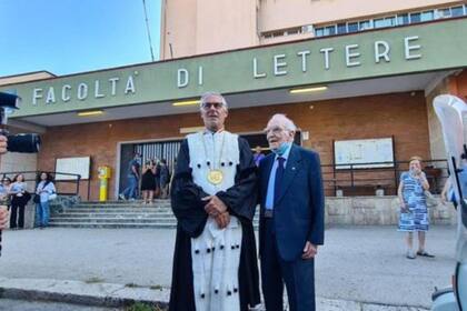 El rector de la Universidad de Palermo, Fabrizio Micari, le concedió el título de doctor en Filosofía e Historia