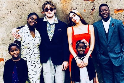 Los seis hijos de Madonna juntos: Rocco Ritchie (21) y Lourdes León (24) al centro, rodeados por David Banda Ritchie (15), Mercy James (14) y las mellizas Estere y Stella (8)